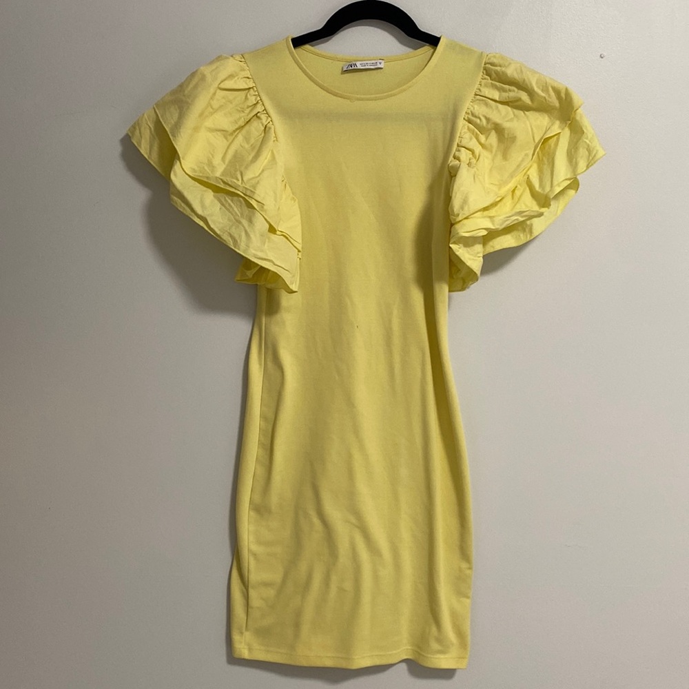 Yellow Zara dress size Small. Only worn like 2 times.